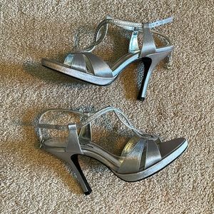 The touch of Nina silver pumps. Size 6